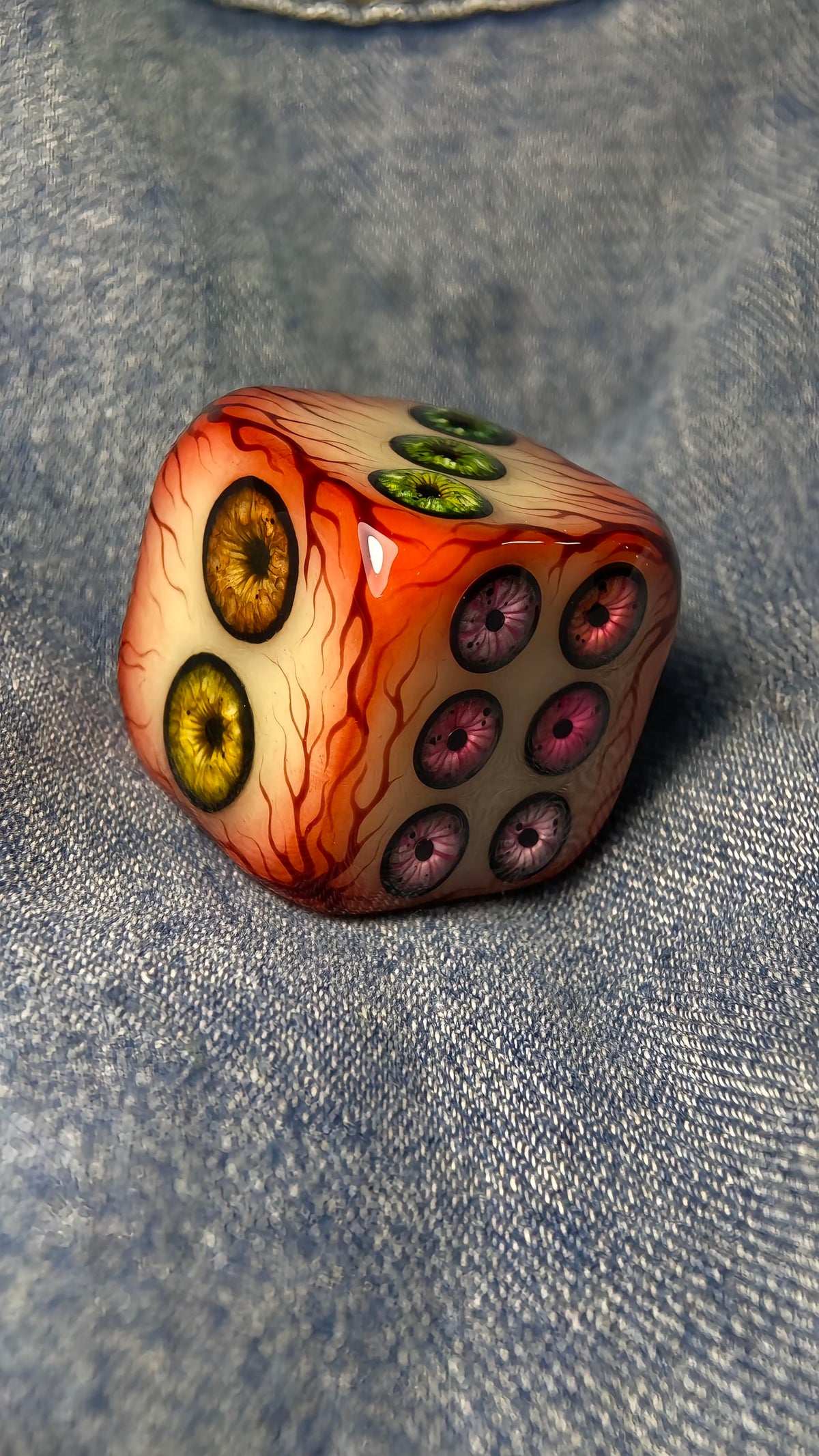 Handmade "Eye of Cthulhu" D6 Dice – Realistic Monster Eye Resin Die gothic collectible - image 2