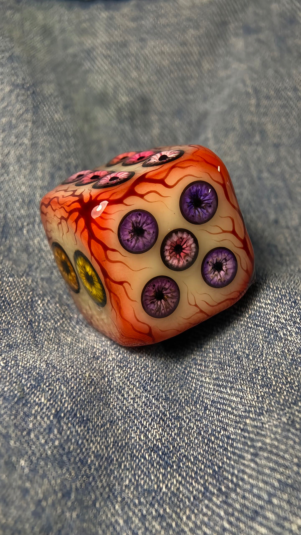 Handmade "Eye of Cthulhu" D6 Dice – Realistic Monster Eye Resin Die gothic collectible - image 4