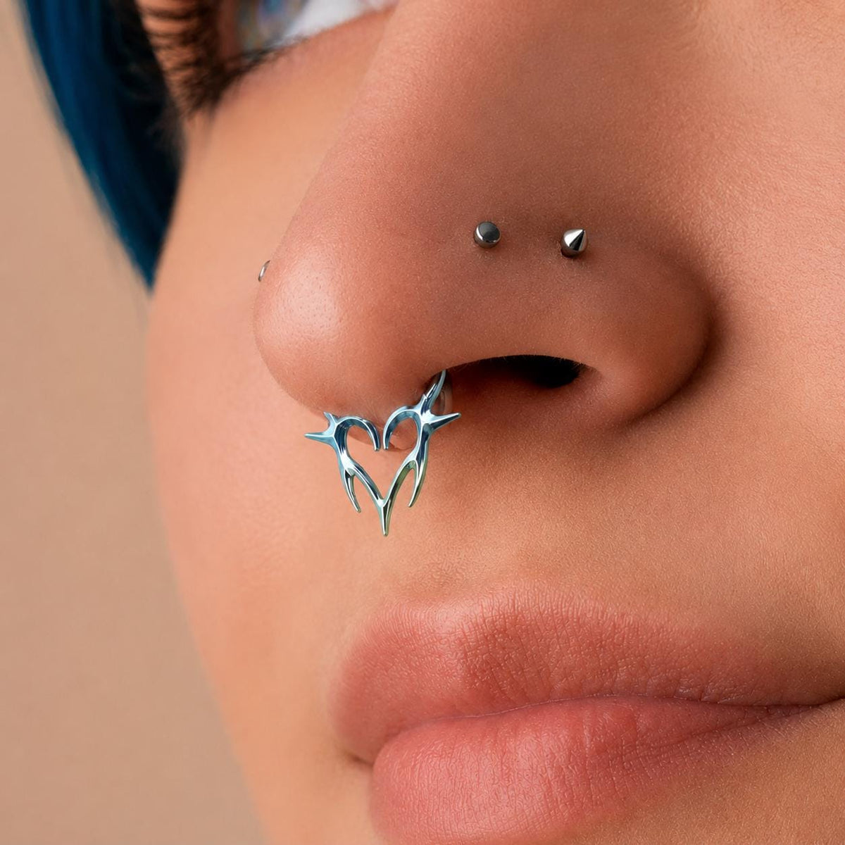 Titanium Gothic Heart Fang Septum Clicker detail 3