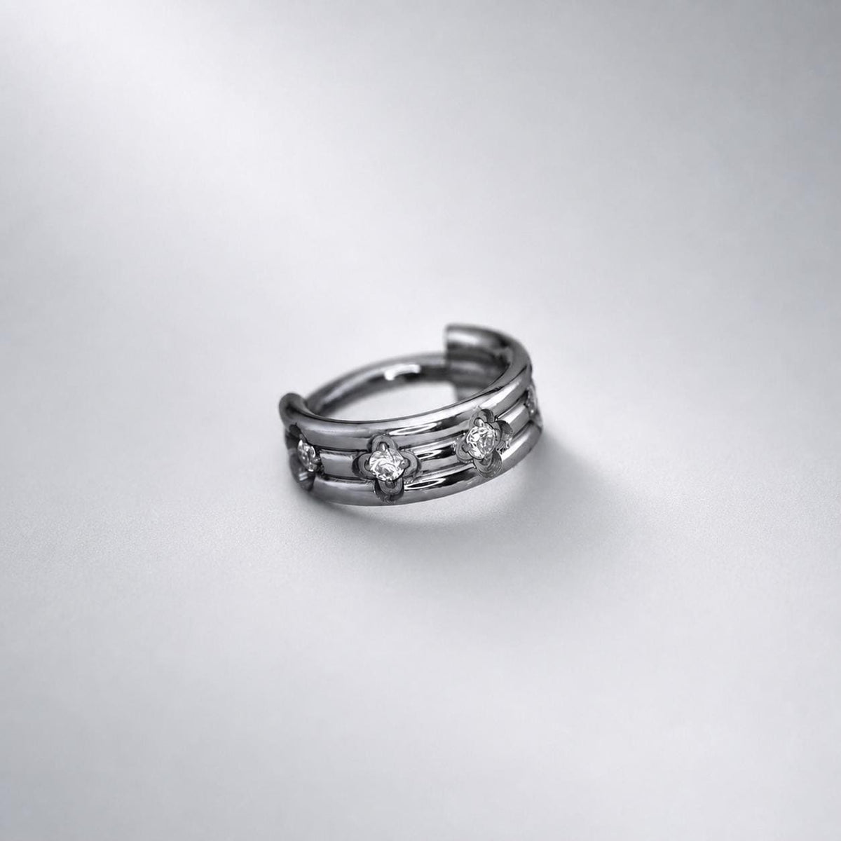 Titanium Four-Leaf Clover Septum Clicker detail 10