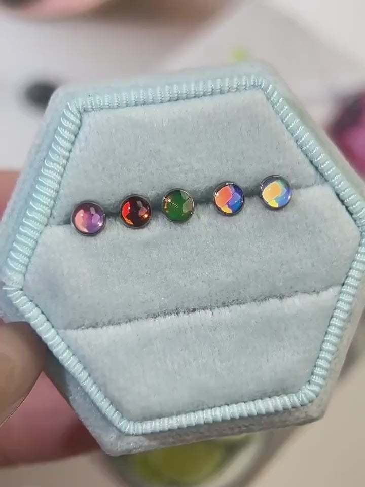 Liquid Aura Cabochon F136 Titanium piercing top video 1